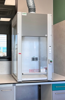 Dygestorium nastołowe z bokami przeszklonymi